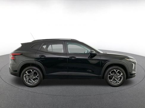 Used 2025 Chevrolet Trax LT FWD image 10