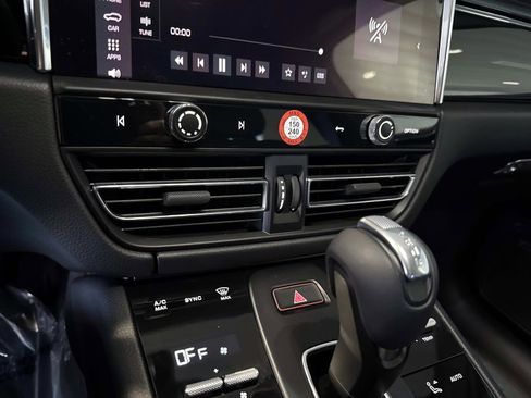 Certified 2026 Porsche Macan AWD/4WD image 30