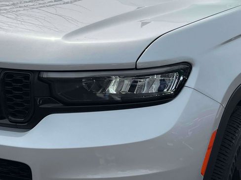 Used 2023 Jeep Grand Cherokee L Laredo image 7