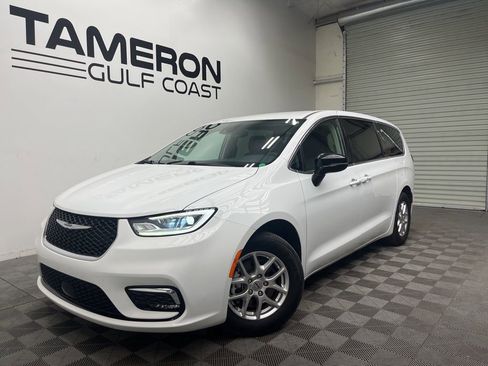 Used 2024 Chrysler Pacifica Touring-L image 2