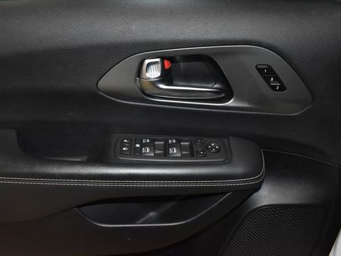 Certified 2025 Chrysler Pacifica Select image 29