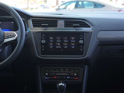 Used 2022 Volkswagen Tiguan SE image 19