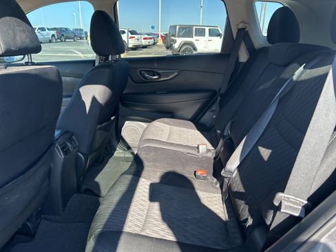 Used 2018 Nissan Rogue SV w/ Premium Package image 9