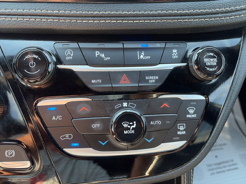 Used 2025 Chrysler Pacifica Limited FWD image 18