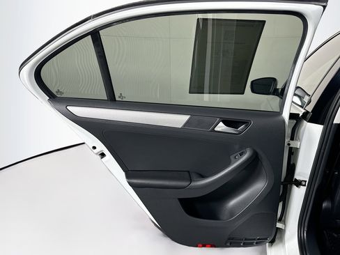 Used 2016 Volkswagen Jetta SE FWD image 25