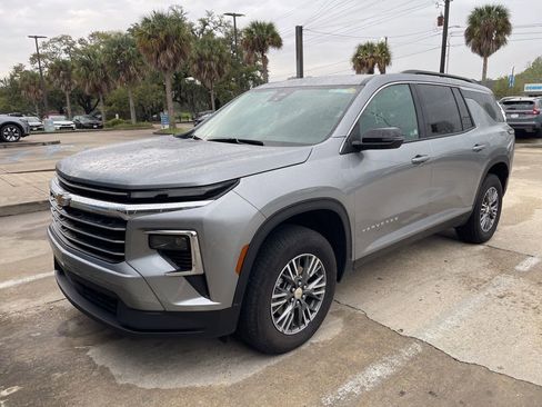 Used 2025 Chevrolet Traverse LT image 1