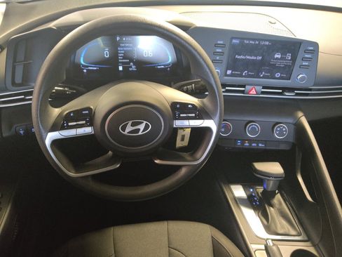 Used 2025 Hyundai Elantra SE FWD image 22