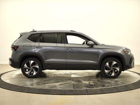 New 2026 Volkswagen Taos SE image 2
