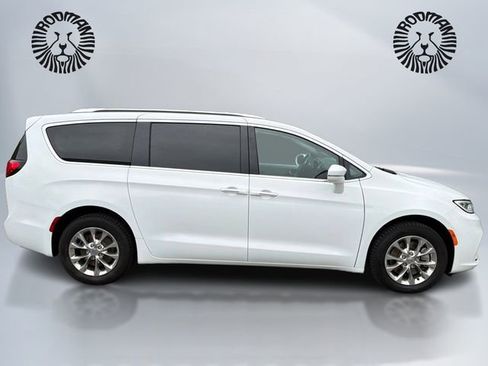 Used 2021 Chrysler Pacifica Touring-L AWD/4WD image 4