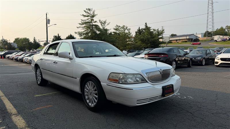 Used 2003 Lincoln Town Car Executive RWD image 3
