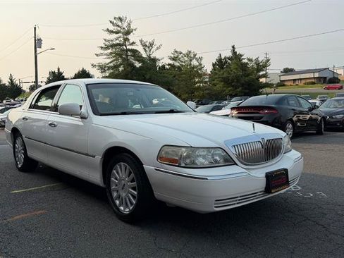 Used 2003 Lincoln Town Car Executive RWD image 3