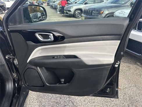 Certified 2022 Jeep Compass Limited image 26