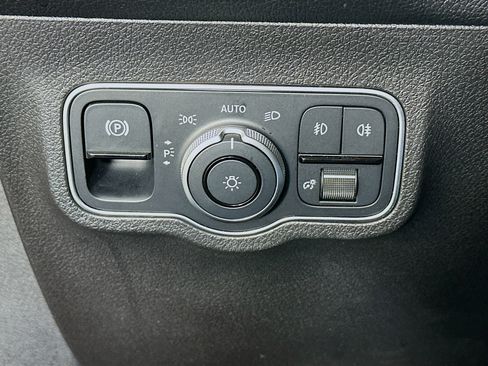 Used 2025 Mercedes-Benz GLB 250 4MATIC image 17