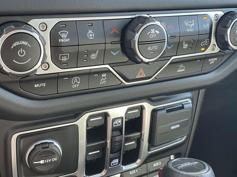 Used 2024 Jeep Gladiator Mojave w/ Convenience Group AWD/4WD image 29