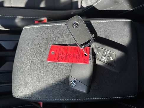 Used 2022 Volkswagen Taos SE image 16