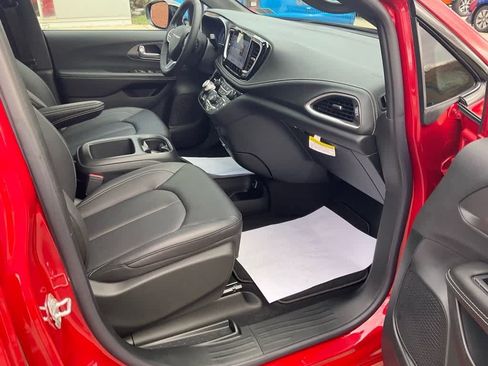 New 2026 Chrysler Pacifica Select AWD/4WD image 22