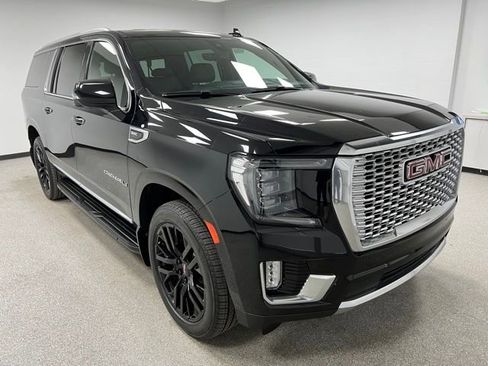 Used 2022 GMC Yukon XL Denali w/ Advanced Technology Package AWD/4WD image 2