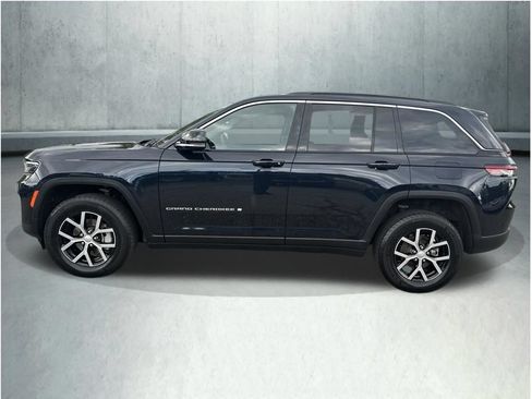 Used 2024 Jeep Grand Cherokee Limited AWD/4WD image 2