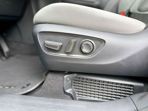 Used 2025 Toyota Sienna XLE image 12