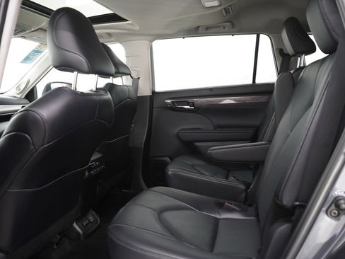 Used 2024 Toyota Highlander Limited AWD/4WD image 17