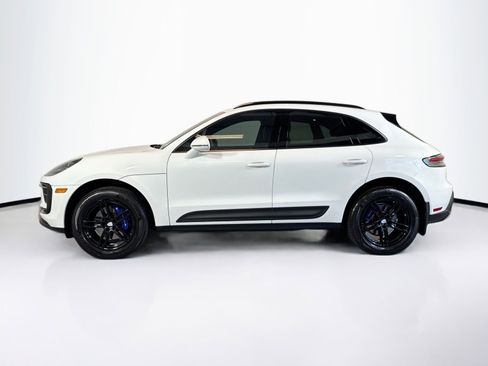 Certified 2022 Porsche Macan image 2