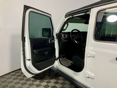 Used 2018 Jeep Wrangler Unlimited Sahara AWD/4WD image 19