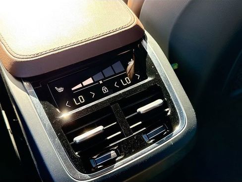 Used 2023 Volvo XC90 B6 Ultimate image 21