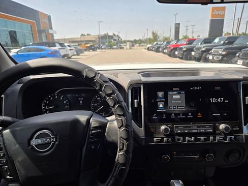 Used 2025 Nissan Frontier SV RWD image 9