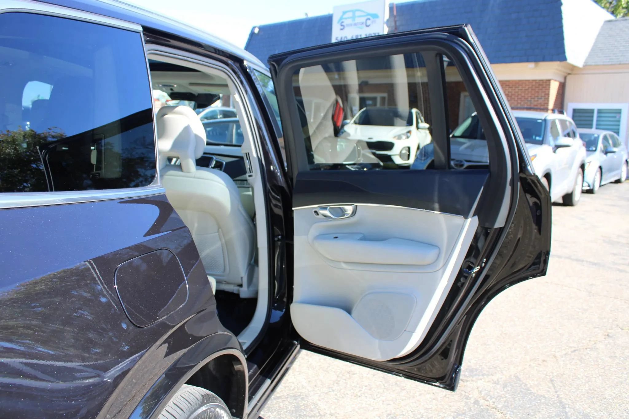 Used 2020 Volvo XC90 T6 Momentum AWD/4WD image 12