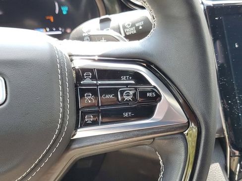 Used 2022 Jeep Grand Cherokee Overland w/ Advanced Protech Group III image 24