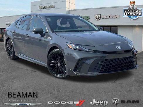 Used 2025 Toyota Camry SE FWD image 1