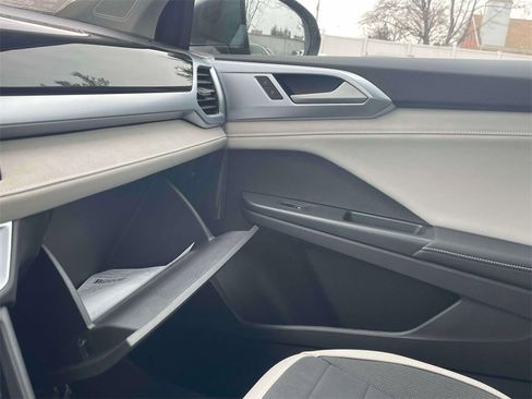 New 2026 Volkswagen Taos SE image 32