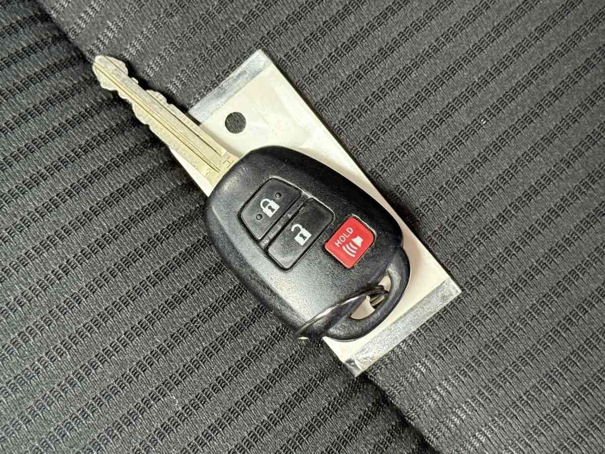Used 2018 Toyota RAV4 LE w/ All Weather Liner Package AWD/4WD image 39