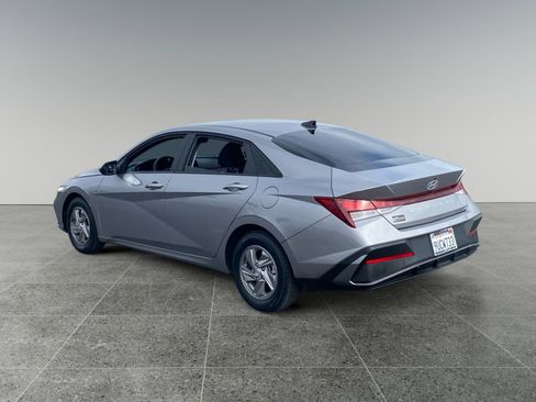 Used 2025 Hyundai Elantra SE image 3