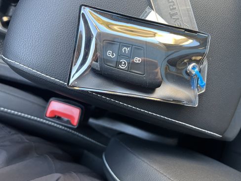 Certified 2023 Volkswagen Tiguan SE w/ Panoramic Sunroof Package image 34