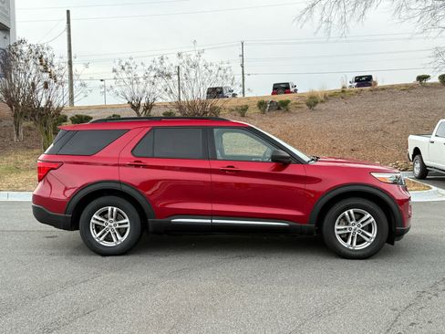 Used 2020 Ford Explorer XLT w/ Equipment Group 202A image 7