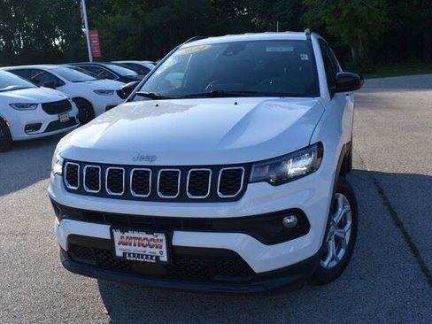 Used 2024 Jeep Compass Latitude AWD/4WD image 12