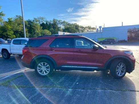 Used 2020 Ford Explorer XLT w/ Equipment Group 202A AWD/4WD image 3