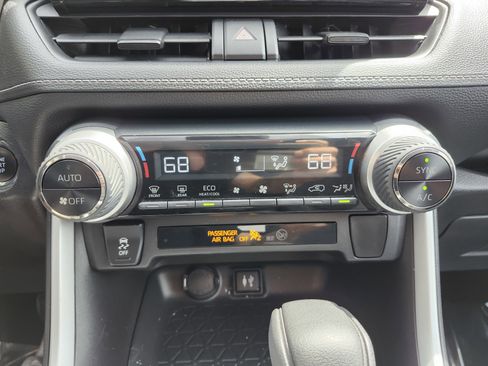 Used 2019 Toyota RAV4 XLE w/ Carpet Mat Package AWD/4WD image 32