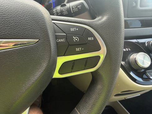 Used 2017 Chrysler Pacifica Touring w/ Tire & Wheel Group FWD image 19