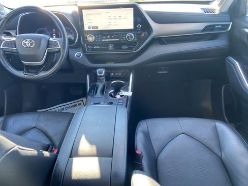 Used 2023 Toyota Highlander Limited image 9