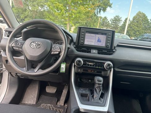 Used 2019 Toyota RAV4 LE FWD image 20