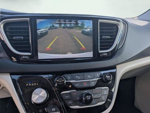 Used 2023 Chrysler Pacifica Touring-L FWD image 12