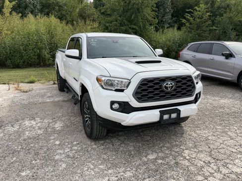 Used 2020 Toyota Tacoma TRD Sport AWD/4WD image 2