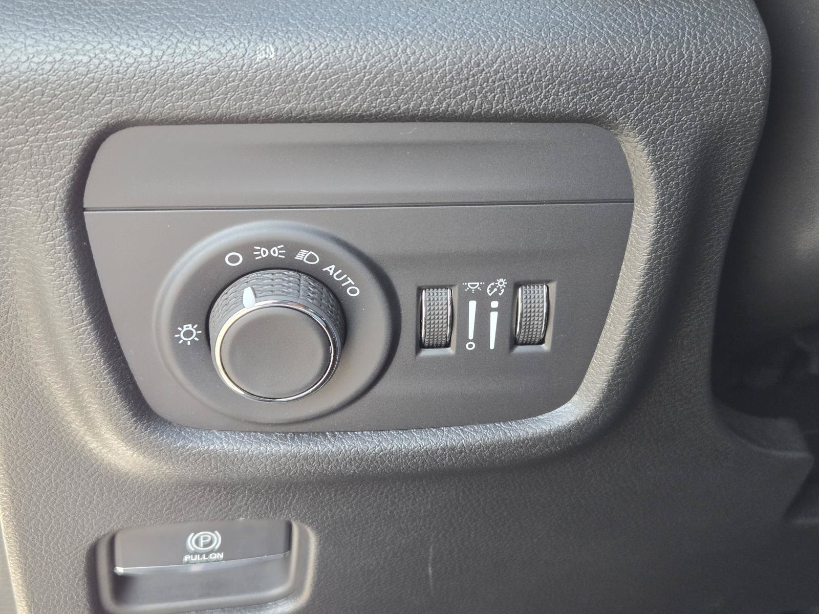 Used 2025 Jeep Grand Cherokee Laredo X RWD image 19