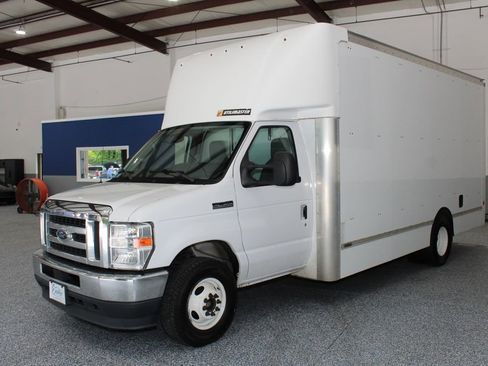 Used 2022 Ford E-450 and Econoline 450 Super Duty RWD image 3