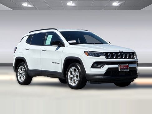 Used 2025 Jeep Compass Latitude AWD/4WD image 7