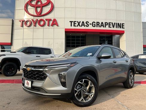 Used 2025 Chevrolet Trax LT image 2