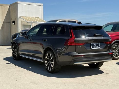 Used 2023 Volvo V60 B5 Cross Country Ultimate w/ Climate Package image 10