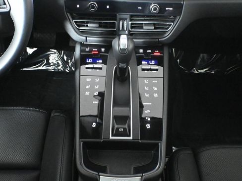 Used 2025 Porsche Macan AWD/4WD image 23